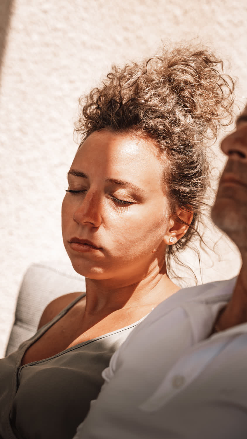 Teilnehmerin in Meditation in der Villa