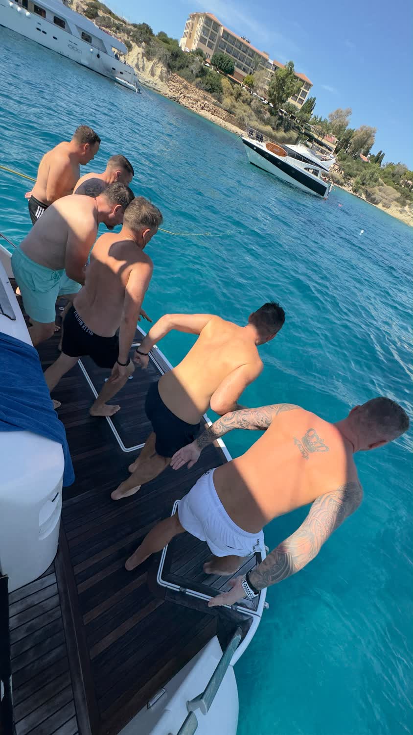 Teilnehmer kurz vor dem Sprung von der Yacht